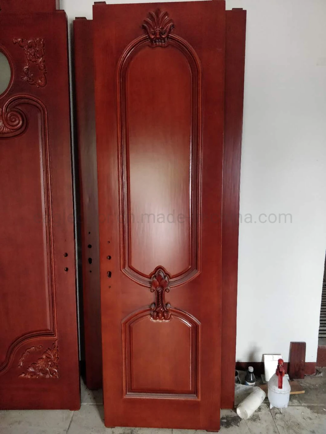 2020classic Design Carving Floral Pattern Modern Cheap 4 Panel Factory Price Hollow Core Double Model for Exterior Wood Door (EF-V027)